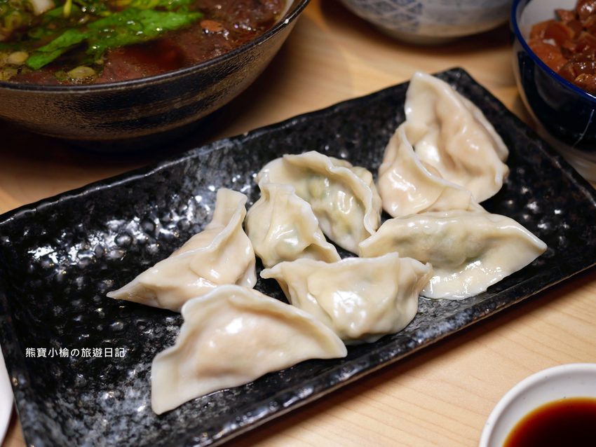 竹北光明一路東家製麵麵食館,新竹超平價牛肉麵只要135元起,還有手工現做蔥油餅、高麗菜水餃、韭菜水餃! 內文附詳細菜單。 @熊寶小榆の旅遊日記