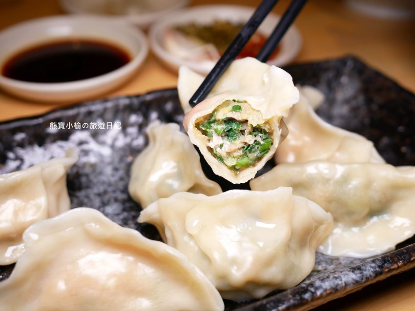 竹北光明一路東家製麵麵食館,新竹超平價牛肉麵只要135元起,還有手工現做蔥油餅、高麗菜水餃、韭菜水餃! 內文附詳細菜單。 @熊寶小榆の旅遊日記