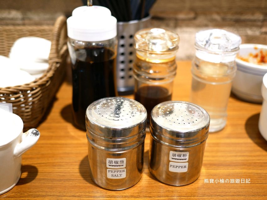 竹北光明一路東家製麵麵食館,新竹超平價牛肉麵只要135元起,還有手工現做蔥油餅、高麗菜水餃、韭菜水餃! 內文附詳細菜單。 @熊寶小榆の旅遊日記