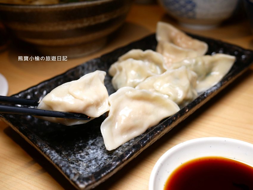 竹北光明一路東家製麵麵食館,新竹超平價牛肉麵只要135元起,還有手工現做蔥油餅、高麗菜水餃、韭菜水餃! 內文附詳細菜單。 @熊寶小榆の旅遊日記