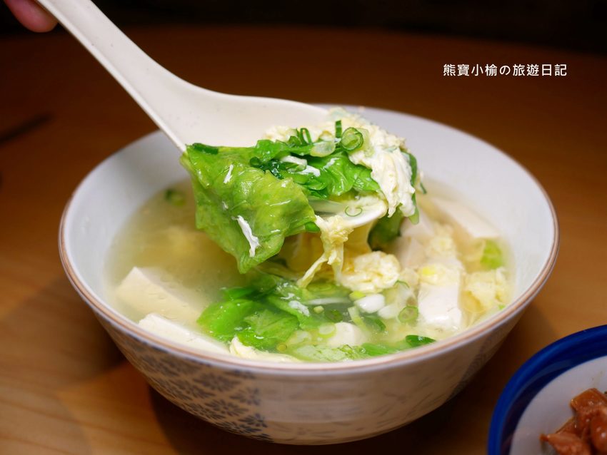 竹北光明一路東家製麵麵食館,新竹超平價牛肉麵只要135元起,還有手工現做蔥油餅、高麗菜水餃、韭菜水餃! 內文附詳細菜單。 @熊寶小榆の旅遊日記