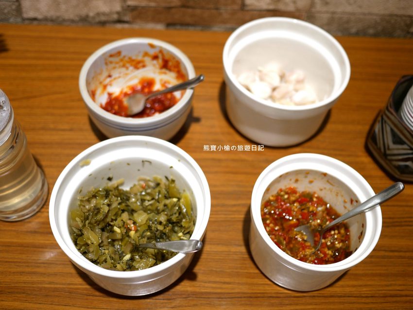 竹北光明一路東家製麵麵食館,新竹超平價牛肉麵只要135元起,還有手工現做蔥油餅、高麗菜水餃、韭菜水餃! 內文附詳細菜單。 @熊寶小榆の旅遊日記