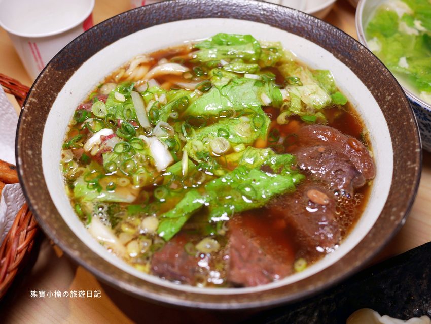 竹北光明一路東家製麵麵食館,新竹超平價牛肉麵只要135元起,還有手工現做蔥油餅、高麗菜水餃、韭菜水餃! 內文附詳細菜單。 @熊寶小榆の旅遊日記