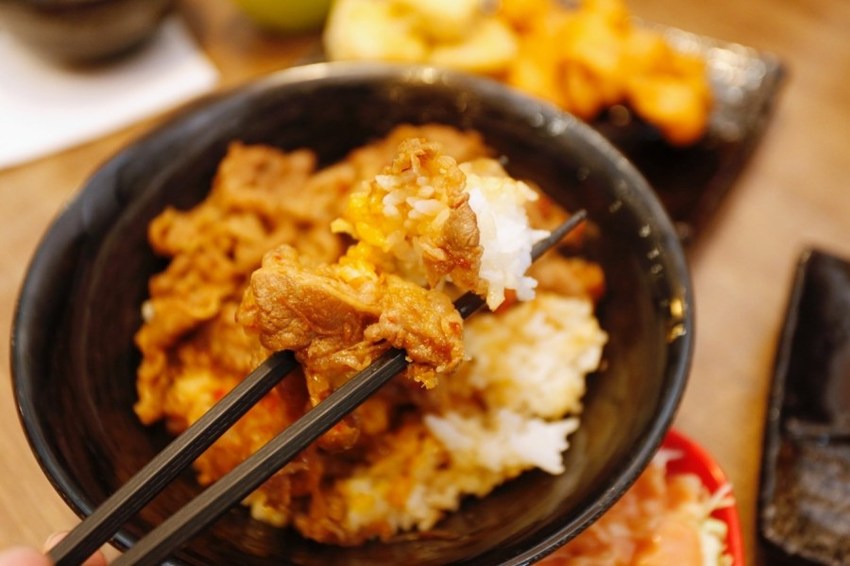 創意丼飯專賣店,平價丼飯,平民美食冠軍,新丼桃園中正店,桃園夜市,桃園美食,炸豬排,藝文特區美食,超人氣 @VIVIYU小世界