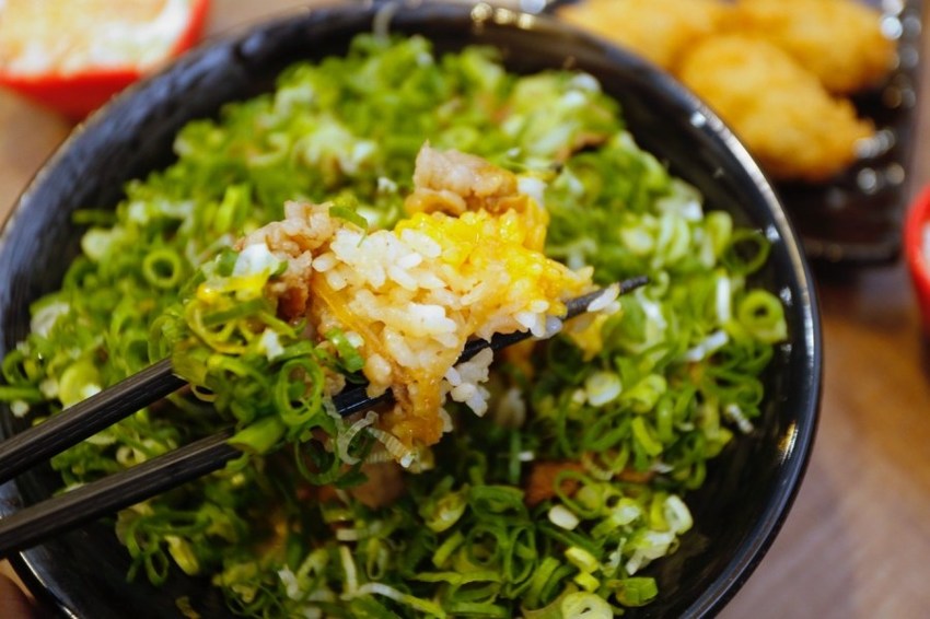 創意丼飯專賣店,平價丼飯,平民美食冠軍,新丼桃園中正店,桃園夜市,桃園美食,炸豬排,藝文特區美食,超人氣 @VIVIYU小世界