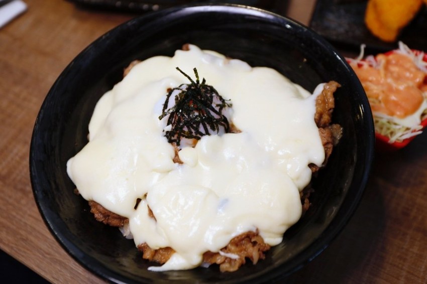 創意丼飯專賣店,平價丼飯,平民美食冠軍,新丼桃園中正店,桃園夜市,桃園美食,炸豬排,藝文特區美食,超人氣 @VIVIYU小世界