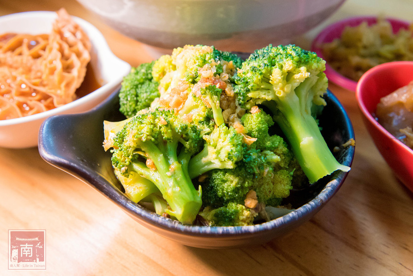 【台南美食】經典牛肉麵搭配碎番茄湯頭｜紅燒湯頭濃郁｜牛肉牛筋超大塊~~黑炫瘋乖乖牛肉麵 - 南人幫