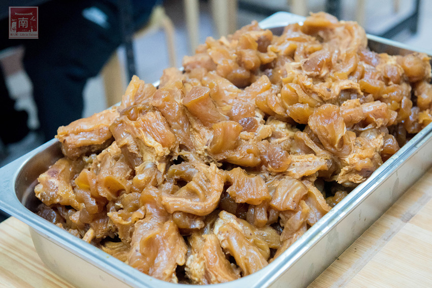 【台南美食】經典牛肉麵搭配碎番茄湯頭｜紅燒湯頭濃郁｜牛肉牛筋超大塊~~黑炫瘋乖乖牛肉麵 - 南人幫