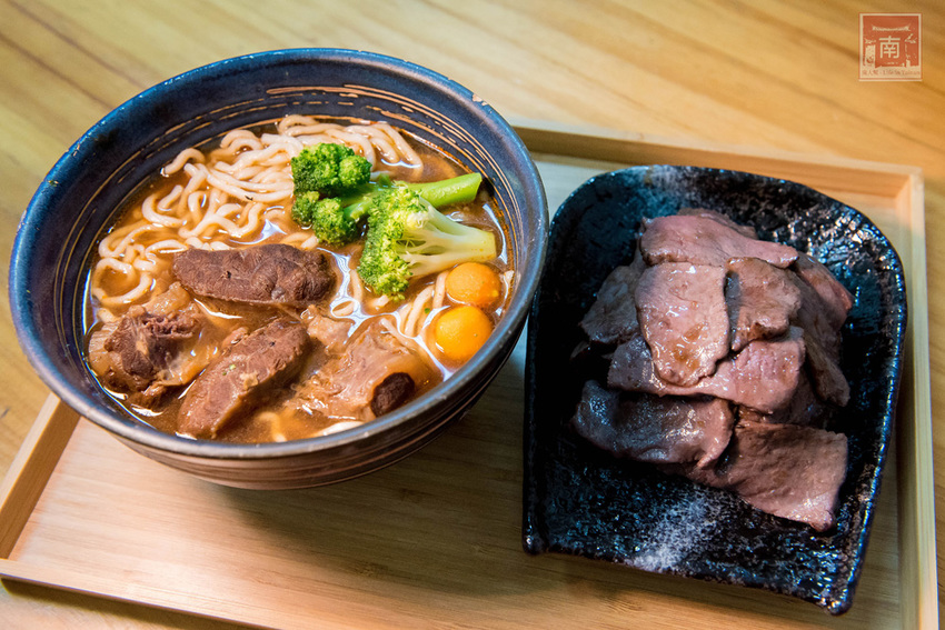 【台南美食】經典牛肉麵搭配碎番茄湯頭｜紅燒湯頭濃郁｜牛肉牛筋超大塊~~黑炫瘋乖乖牛肉麵 - 南人幫
