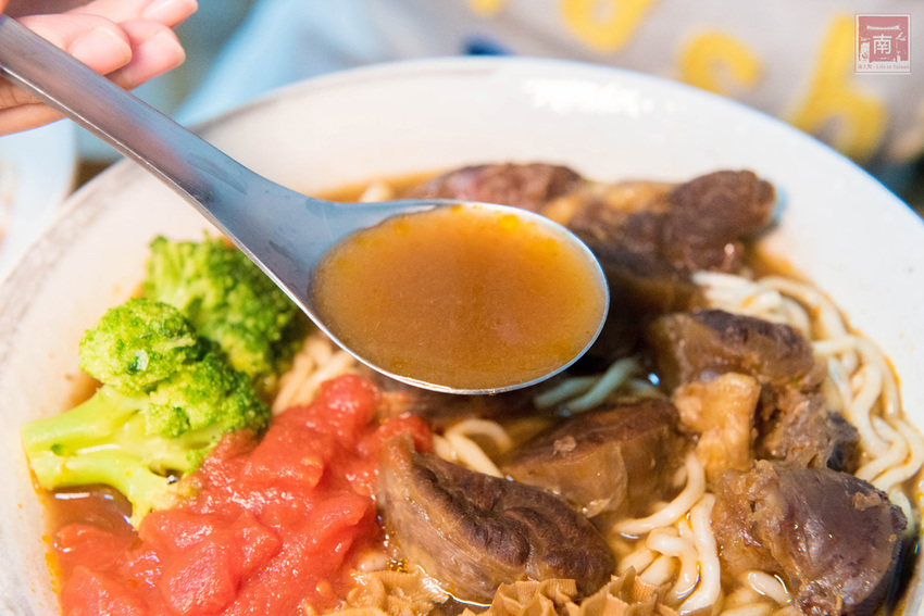 【台南美食】經典牛肉麵搭配碎番茄湯頭｜紅燒湯頭濃郁｜牛肉牛筋超大塊~~黑炫瘋乖乖牛肉麵 - 南人幫