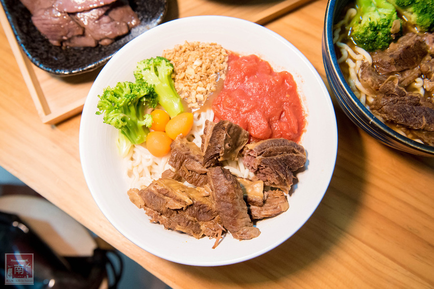 【台南美食】經典牛肉麵搭配碎番茄湯頭｜紅燒湯頭濃郁｜牛肉牛筋超大塊~~黑炫瘋乖乖牛肉麵 - 南人幫