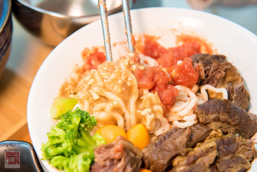 【台南美食】經典牛肉麵搭配碎番茄湯頭｜紅燒湯頭濃郁｜牛肉牛筋超大塊~~黑炫瘋乖乖牛肉麵 - 南人幫
