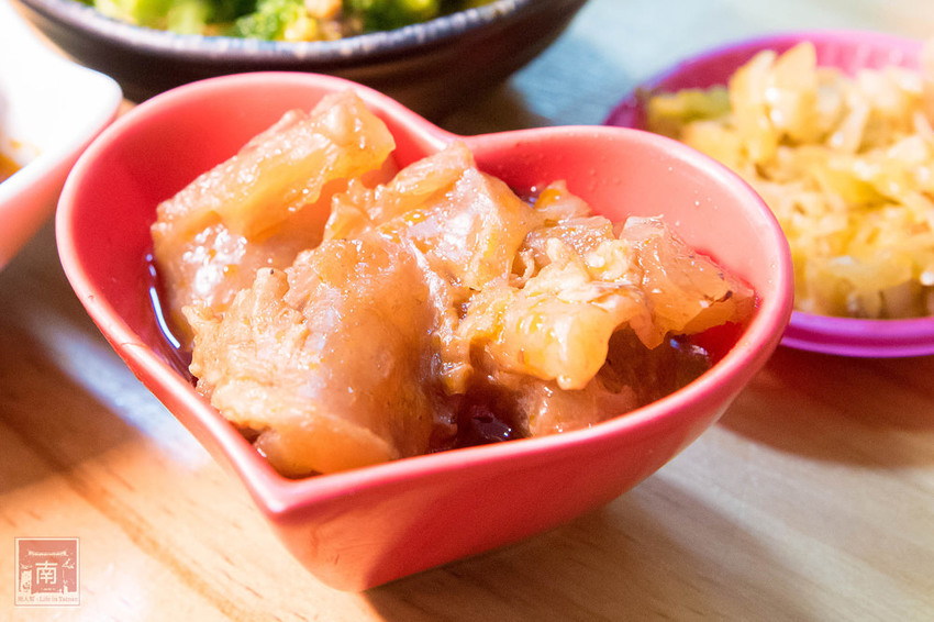 【台南美食】經典牛肉麵搭配碎番茄湯頭｜紅燒湯頭濃郁｜牛肉牛筋超大塊~~黑炫瘋乖乖牛肉麵 - 南人幫