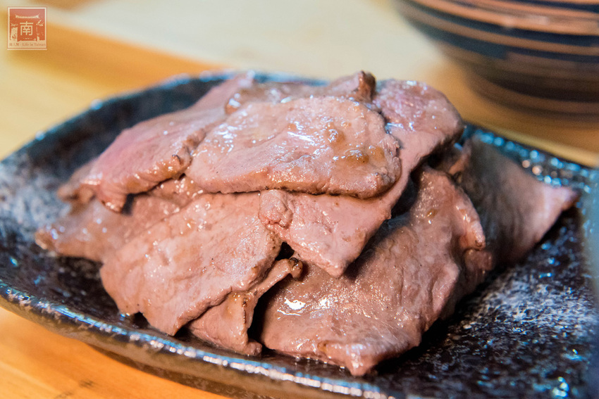 【台南美食】經典牛肉麵搭配碎番茄湯頭｜紅燒湯頭濃郁｜牛肉牛筋超大塊~~黑炫瘋乖乖牛肉麵 - 南人幫