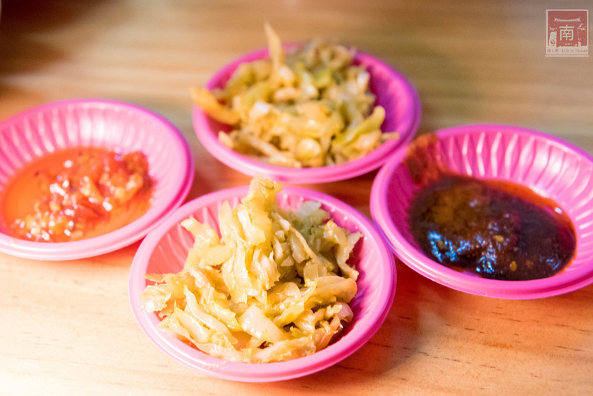 【台南美食】經典牛肉麵搭配碎番茄湯頭｜紅燒湯頭濃郁｜牛肉牛筋超大塊~~黑炫瘋乖乖牛肉麵 - 南人幫