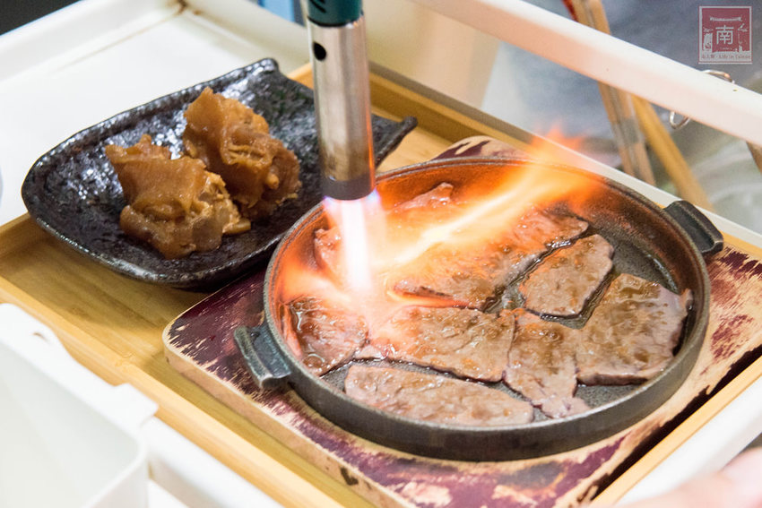 【台南美食】經典牛肉麵搭配碎番茄湯頭｜紅燒湯頭濃郁｜牛肉牛筋超大塊~~黑炫瘋乖乖牛肉麵 - 南人幫