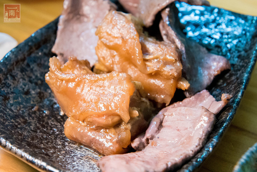 【台南美食】經典牛肉麵搭配碎番茄湯頭｜紅燒湯頭濃郁｜牛肉牛筋超大塊~~黑炫瘋乖乖牛肉麵 - 南人幫