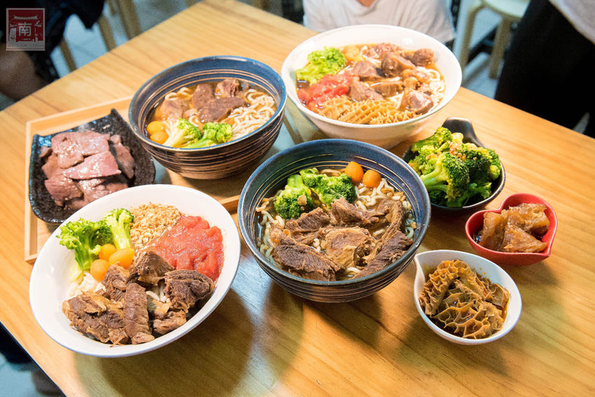 【台南美食】經典牛肉麵搭配碎番茄湯頭｜紅燒湯頭濃郁｜牛肉牛筋超大塊~~黑炫瘋乖乖牛肉麵 - 南人幫