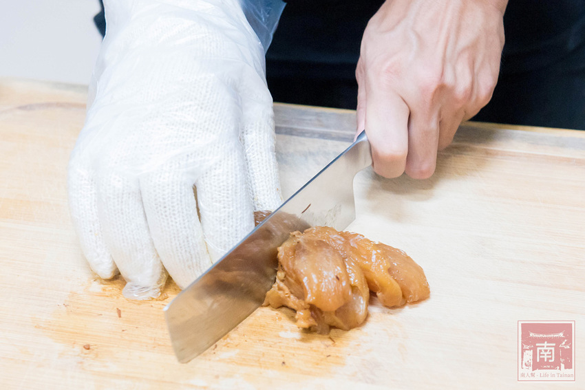 【台南美食】經典牛肉麵搭配碎番茄湯頭｜紅燒湯頭濃郁｜牛肉牛筋超大塊~~黑炫瘋乖乖牛肉麵 - 南人幫