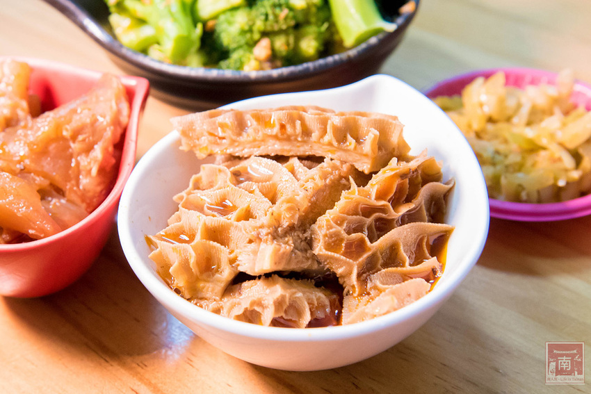 【台南美食】經典牛肉麵搭配碎番茄湯頭｜紅燒湯頭濃郁｜牛肉牛筋超大塊~~黑炫瘋乖乖牛肉麵 - 南人幫