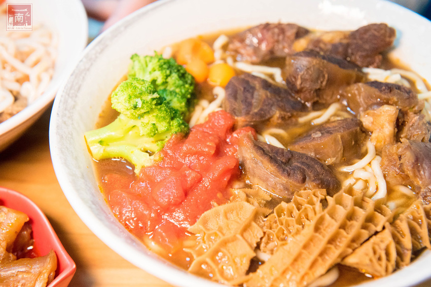 【台南美食】經典牛肉麵搭配碎番茄湯頭｜紅燒湯頭濃郁｜牛肉牛筋超大塊~~黑炫瘋乖乖牛肉麵 - 南人幫