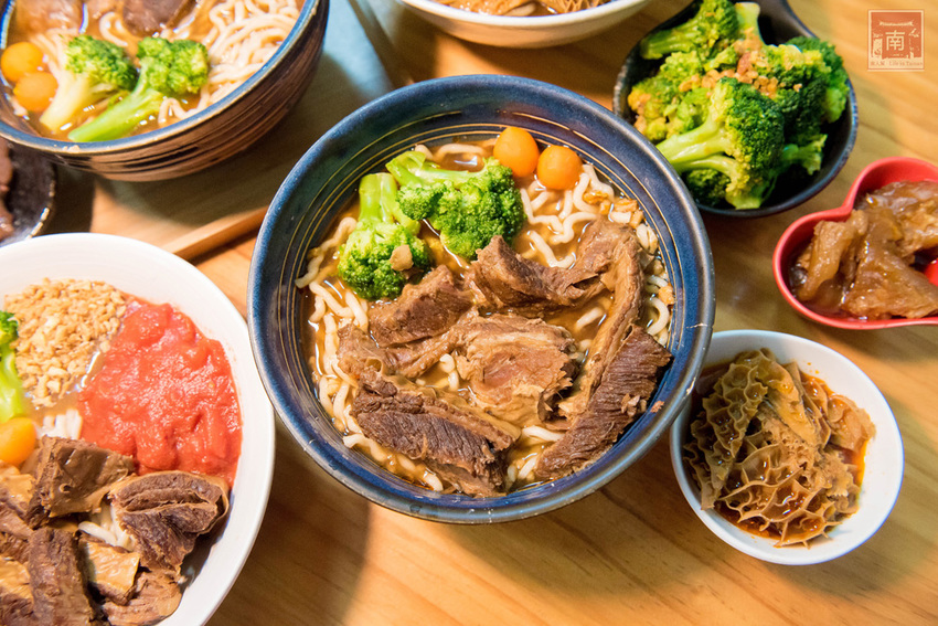 【台南美食】經典牛肉麵搭配碎番茄湯頭｜紅燒湯頭濃郁｜牛肉牛筋超大塊~~黑炫瘋乖乖牛肉麵 - 南人幫