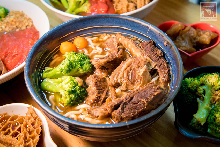 【台南美食】經典牛肉麵搭配碎番茄湯頭｜紅燒湯頭濃郁｜牛肉牛筋超大塊~~黑炫瘋乖乖牛肉麵 - 南人幫