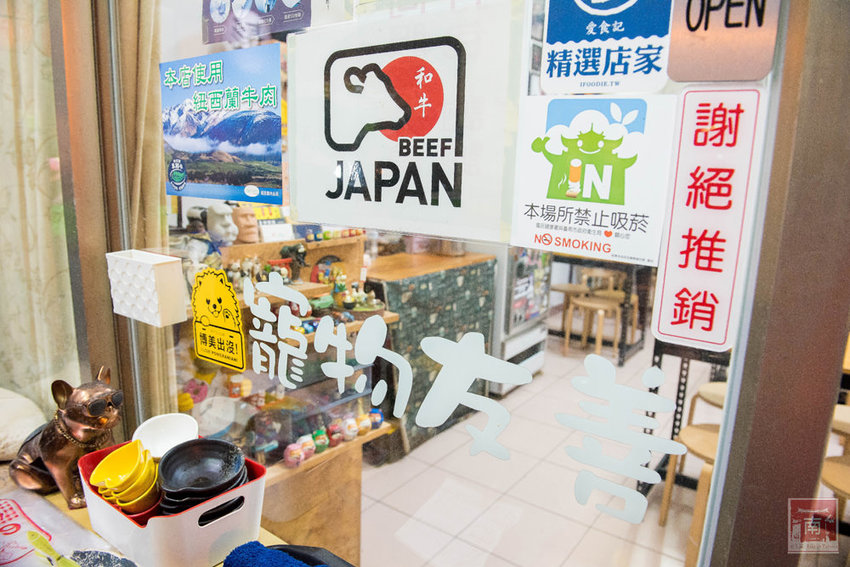 【台南美食】經典牛肉麵搭配碎番茄湯頭｜紅燒湯頭濃郁｜牛肉牛筋超大塊~~黑炫瘋乖乖牛肉麵 - 南人幫