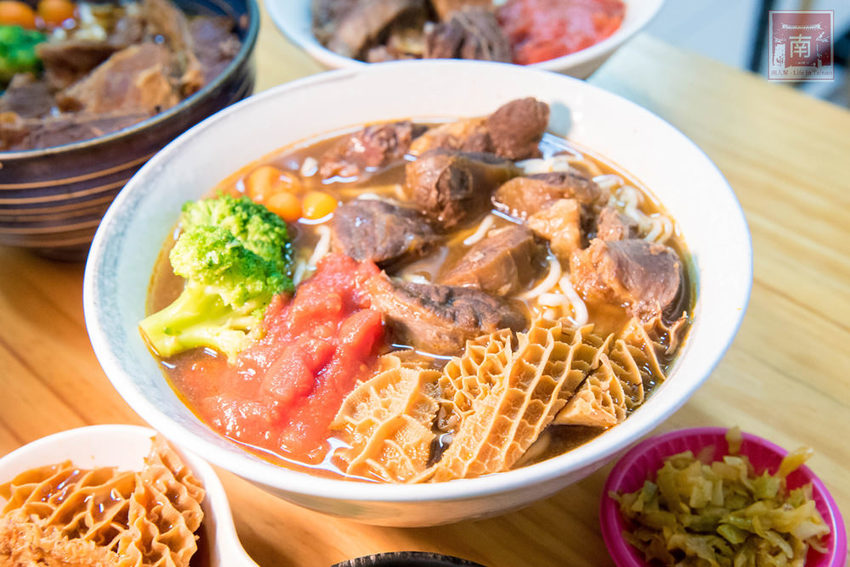 【台南美食】經典牛肉麵搭配碎番茄湯頭｜紅燒湯頭濃郁｜牛肉牛筋超大塊~~黑炫瘋乖乖牛肉麵 - 南人幫