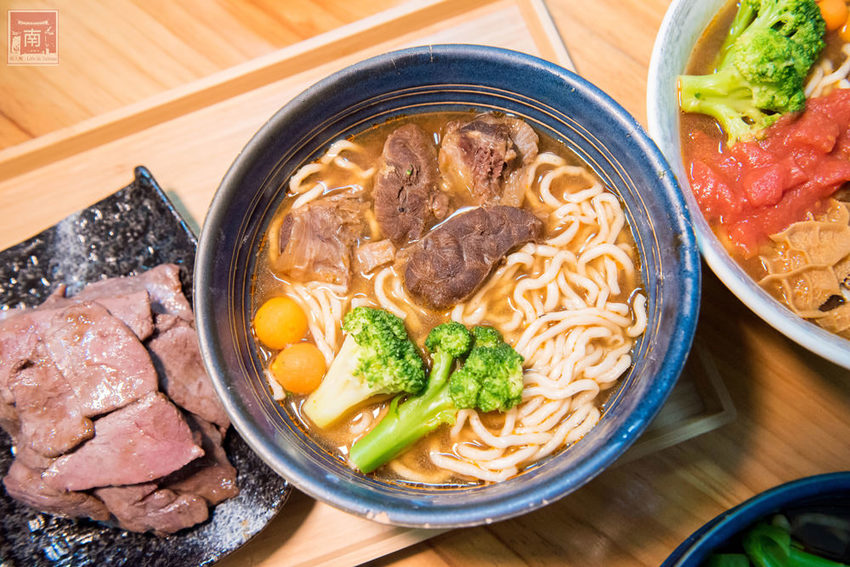 【台南美食】經典牛肉麵搭配碎番茄湯頭｜紅燒湯頭濃郁｜牛肉牛筋超大塊~~黑炫瘋乖乖牛肉麵 - 南人幫