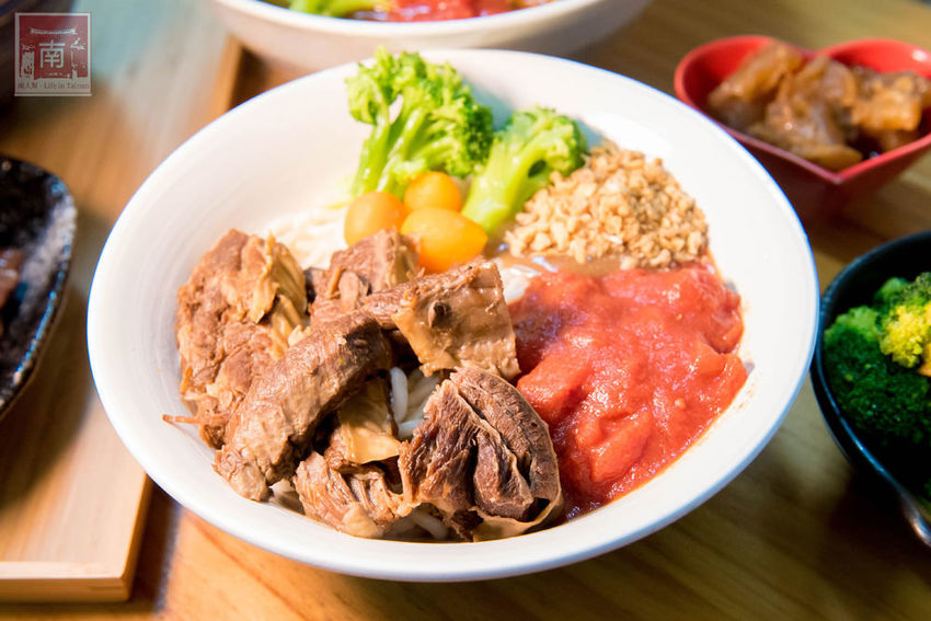 【台南美食】經典牛肉麵搭配碎番茄湯頭｜紅燒湯頭濃郁｜牛肉牛筋超大塊~~黑炫瘋乖乖牛肉麵 - 南人幫