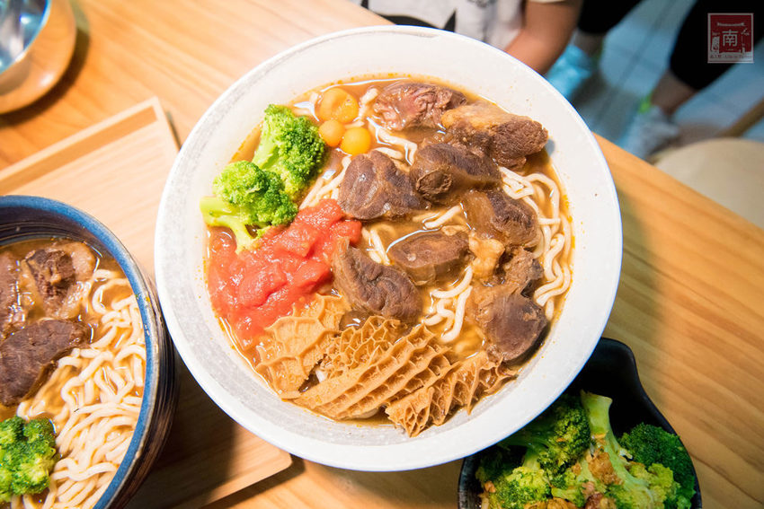 【台南美食】經典牛肉麵搭配碎番茄湯頭｜紅燒湯頭濃郁｜牛肉牛筋超大塊~~黑炫瘋乖乖牛肉麵 - 南人幫