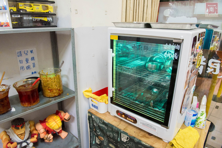 【台南美食】經典牛肉麵搭配碎番茄湯頭｜紅燒湯頭濃郁｜牛肉牛筋超大塊~~黑炫瘋乖乖牛肉麵 - 南人幫