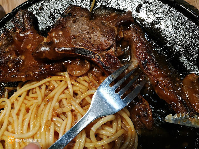 人从众厚切牛排 台北復興店(附菜單):平價厚切大塊沙朗牛排、吃到飽自助吧|臺北餐廳 捷運大安站 科技大樓