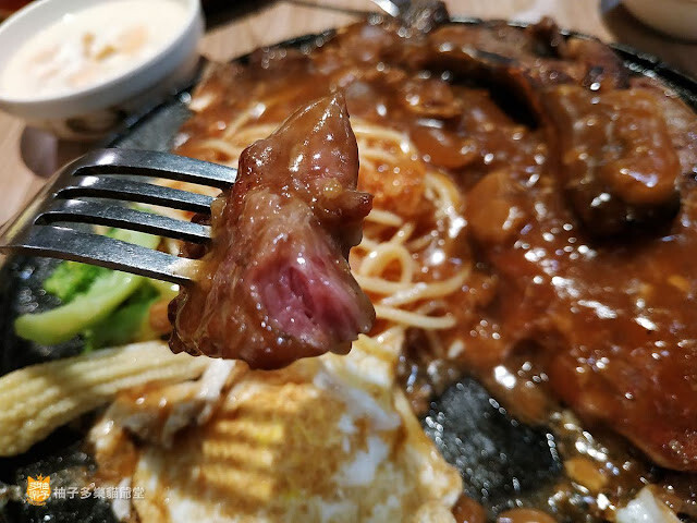 人从众厚切牛排 台北復興店(附菜單):平價厚切大塊沙朗牛排、吃到飽自助吧|臺北餐廳 捷運大安站 科技大樓