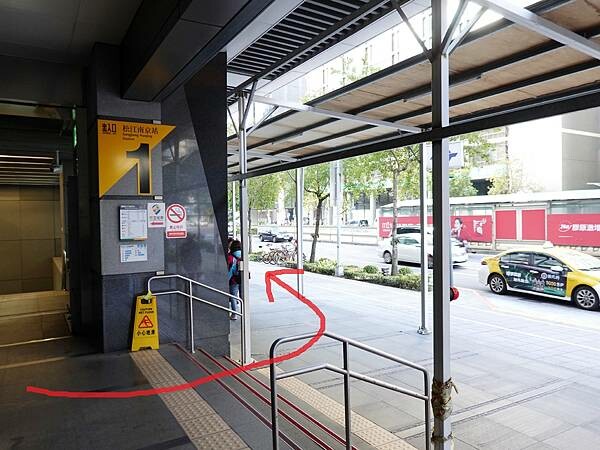 松江南京站1號出口左轉往-東京巴黎甜點南京店.JPG 松江南京站1號出口左轉往-東京巴黎甜點南京店.JPG