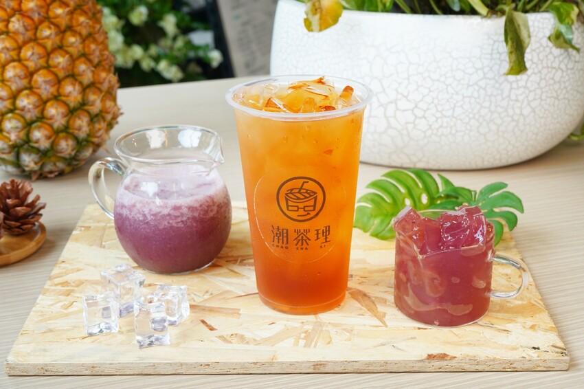 台中在地手搖飲品牌,必點果肉加量「巨峰葡萄紅Plus+」,大顆愛心的「冰果甜心」帶給你100%的戀愛感!