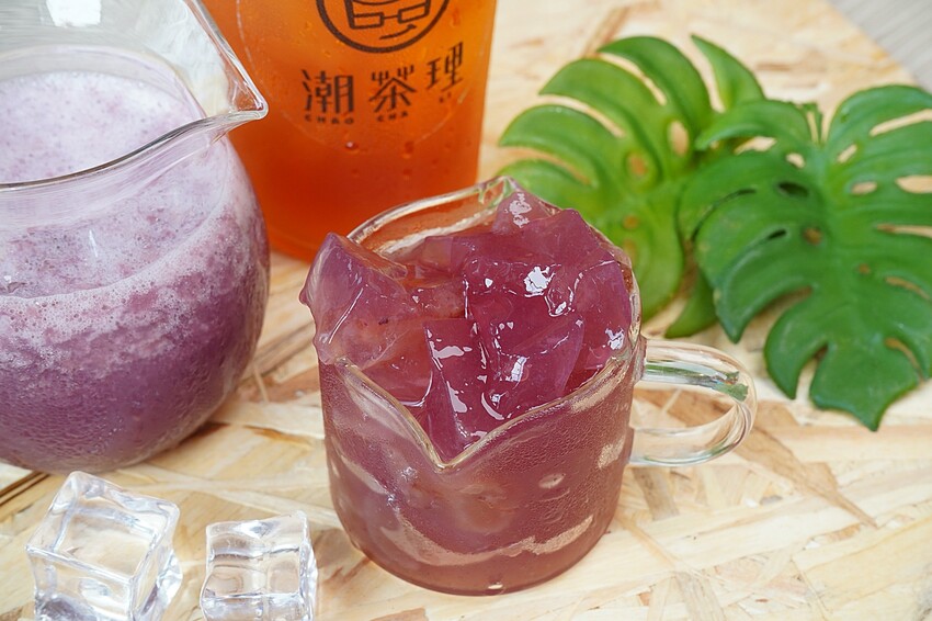 台中在地手搖飲品牌,必點果肉加量「巨峰葡萄紅Plus+」,大顆愛心的「冰果甜心」帶給你100%的戀愛感!