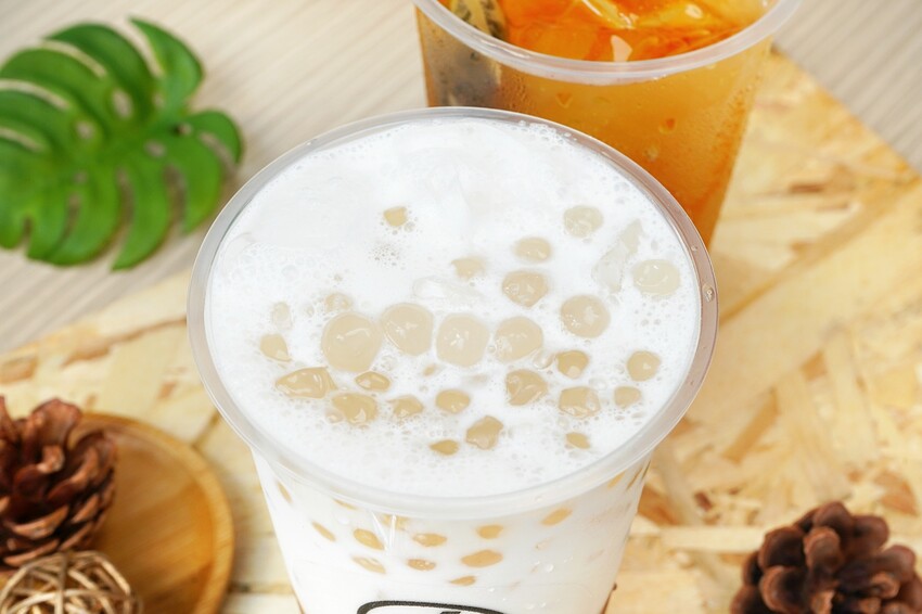 台中在地手搖飲品牌,必點果肉加量「巨峰葡萄紅Plus+」,大顆愛心的「冰果甜心」帶給你100%的戀愛感!