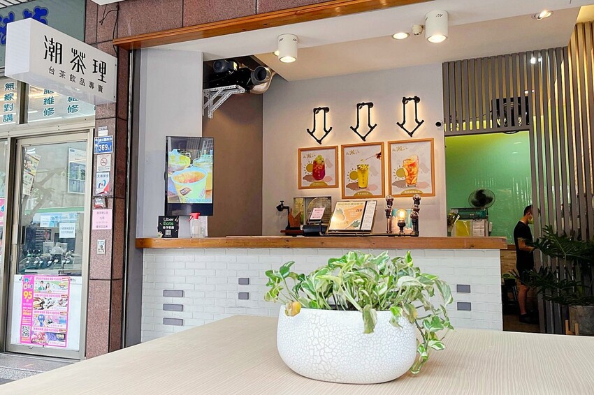 台中在地手搖飲品牌,必點果肉加量「巨峰葡萄紅Plus+」,大顆愛心的「冰果甜心」帶給你100%的戀愛感!