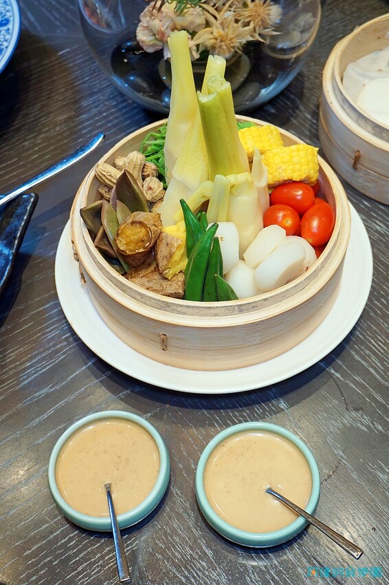 【板橋站】新板希爾頓青雅中餐廳-品鵝宴，招牌嫣紅鵝超香甜、經典盆菜道道精緻美味