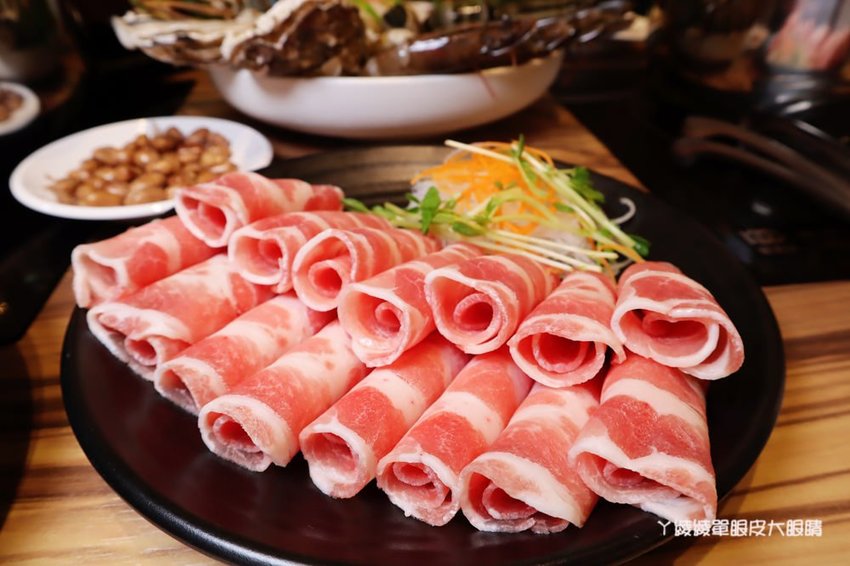 新竹巨城附近美食火鍋推薦香聚鍋物!一喝就上癮的火鍋湯頭,激推台灣優酪豬、手工香菜豬肉滑