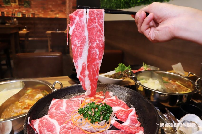 新竹巨城附近美食火鍋推薦香聚鍋物!一喝就上癮的火鍋湯頭,激推台灣優酪豬、手工香菜豬肉滑