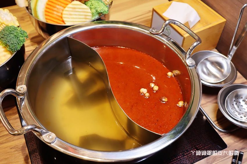 新竹巨城附近美食火鍋推薦香聚鍋物!一喝就上癮的火鍋湯頭,激推台灣優酪豬、手工香菜豬肉滑