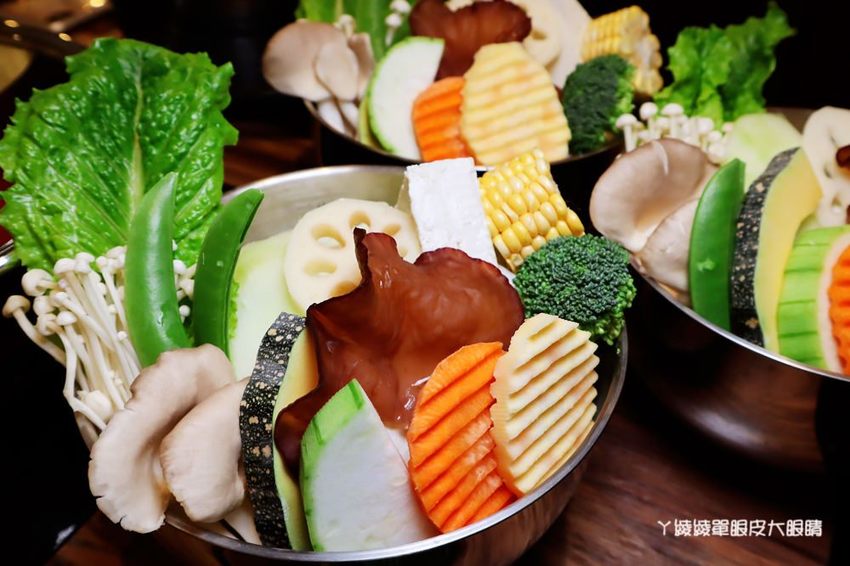 新竹巨城附近美食火鍋推薦香聚鍋物！一喝就上癮的火鍋湯頭，激推台灣優酪豬、手工香菜豬肉滑