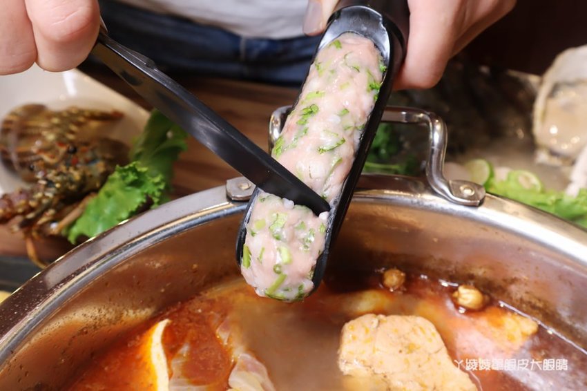 新竹巨城附近美食火鍋推薦香聚鍋物!一喝就上癮的火鍋湯頭,激推台灣優酪豬、手工香菜豬肉滑