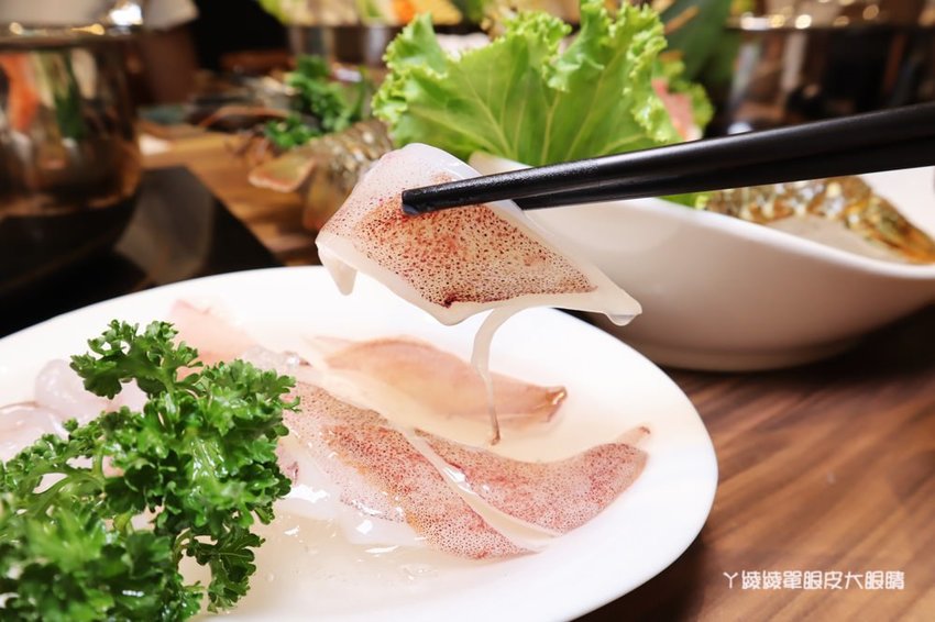 新竹巨城附近美食火鍋推薦香聚鍋物!一喝就上癮的火鍋湯頭,激推台灣優酪豬、手工香菜豬肉滑