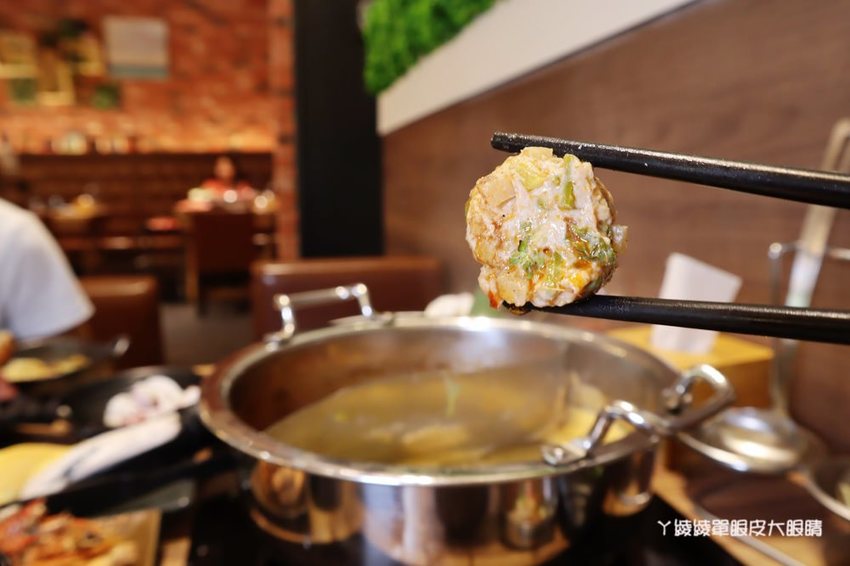 新竹巨城附近美食火鍋推薦香聚鍋物!一喝就上癮的火鍋湯頭,激推台灣優酪豬、手工香菜豬肉滑