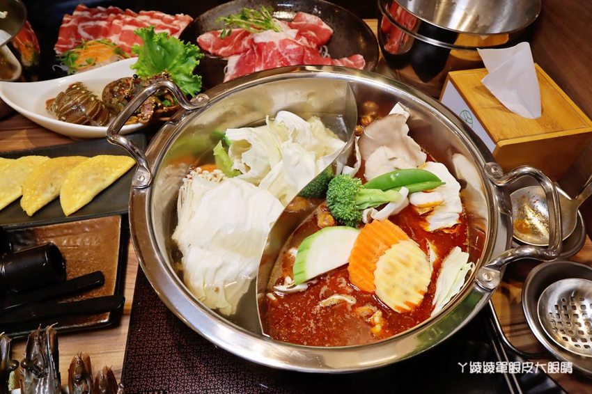 新竹巨城附近美食火鍋推薦香聚鍋物!一喝就上癮的火鍋湯頭,激推台灣優酪豬、手工香菜豬肉滑