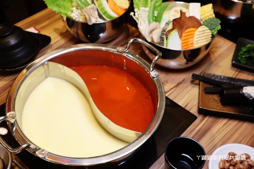 新竹巨城附近美食火鍋推薦香聚鍋物!一喝就上癮的火鍋湯頭,激推台灣優酪豬、手工香菜豬肉滑